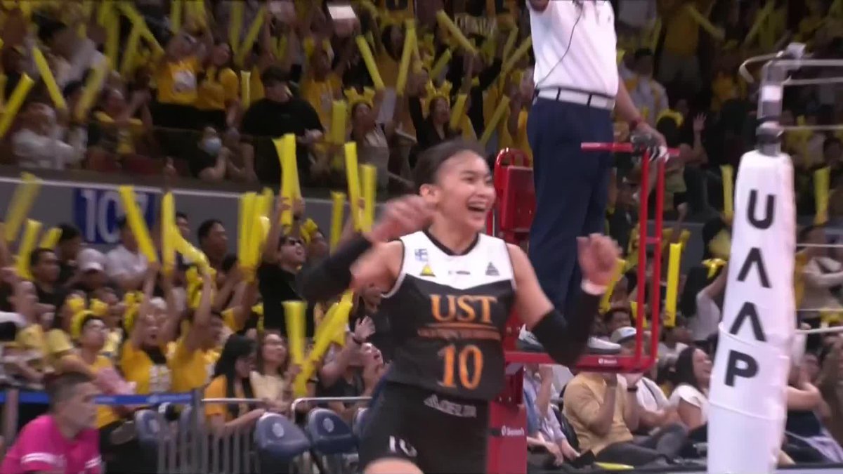 GULA-TAN WEDNESDAYS 🤯 Magic golden bunot as UST’s Xyza Gula provides much-needed offense for the Golden Tigresses in a tight second-set encounter with the NU Lady Bulldogs. #UAAPSeason86 #UAAPonOneSports #FuelingTheFuture