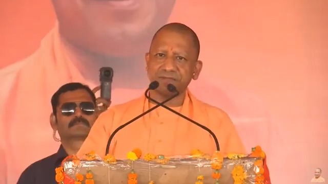 समाजवादी पार्टी की परंपरा रही है कि बड़ों को जबरदस्ती कुर्सी से उतारकर बाहर कर दो...