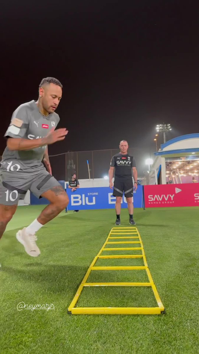 Desganado Panza de borracho Rodilla destrozada 10 kilos de más Y aún asi Neymar les mete un baile a todos los extremos actuales de Europa.