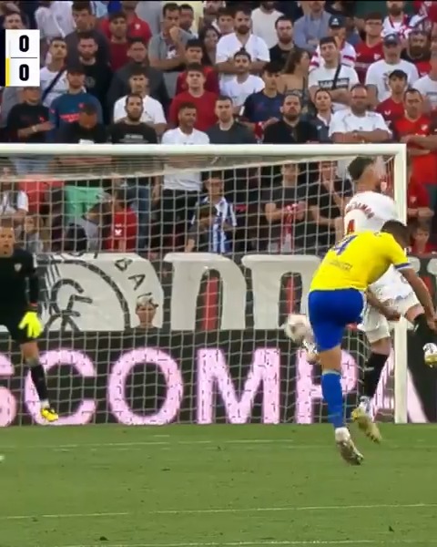 🚀 ¡Rubén Alcaraz buscó el gol desde lejos en el #SevillaFCCádiz! #LALIGAEASPORTS #LALIGAHighlights