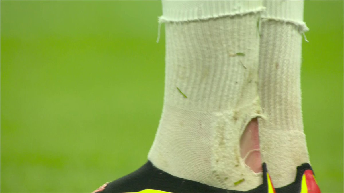 Do you think this is a penalty on Anthony Gordon? 🤔 Wayne Rooney shares his views on the challenge 🗣