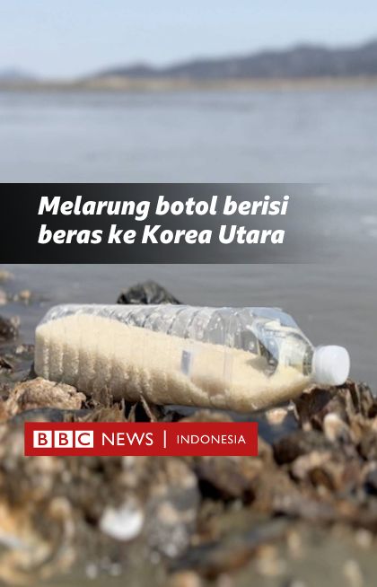 Relawan asal Korea Selatan rutin melarung botol-botol plastik berisi beras ke laut yang mengarah ke Korea Utara, dengan harapan beras-beras tersebut dapat menyelamatkan hidup warga Korea Utara yang dilanda kelaparan.
