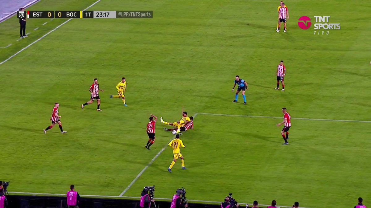 Es el penal más grande que vi en mi vida. El árbitro ni siquiera fue a revisarlo al VAR!!!