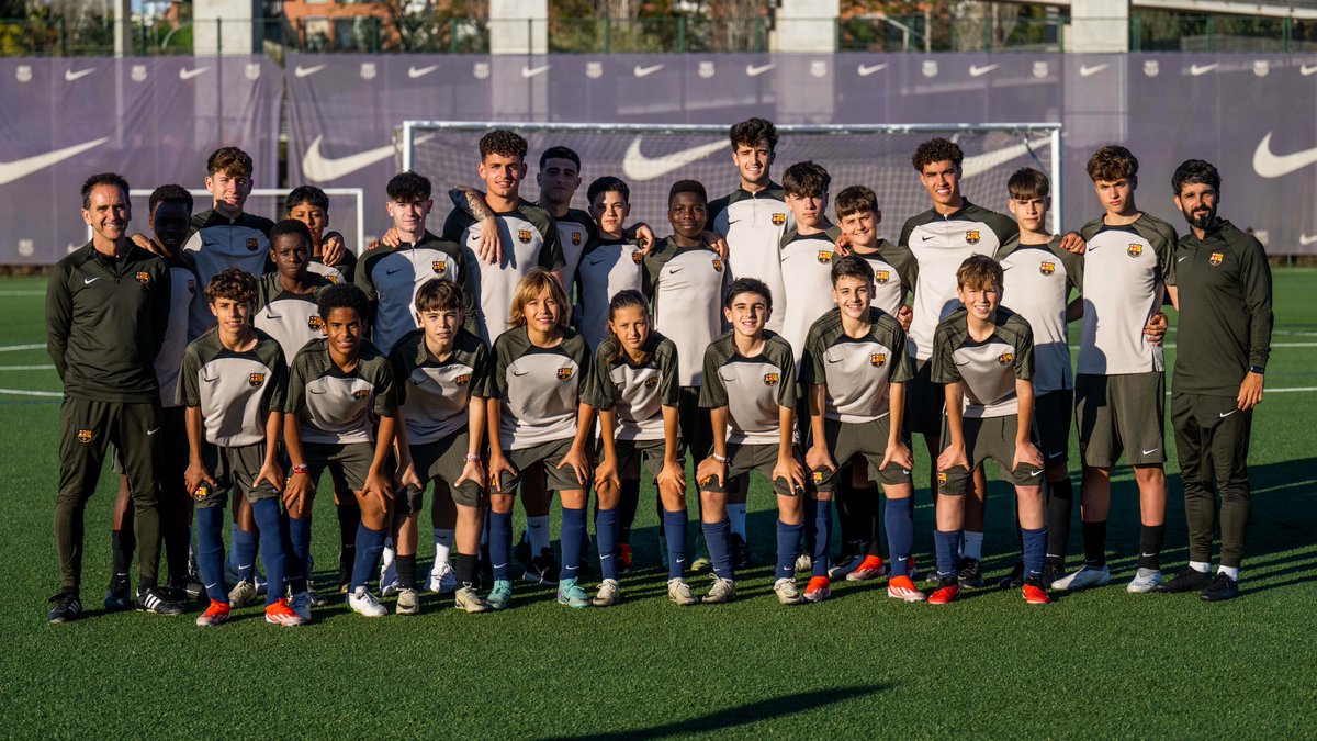 🙌 Visita del #BarçaAtlètic als entrenaments dels equips del Futbol Formatiu per convidar-los a gaudir del partit 🆚 Nàstic de Tarragona 🫶 Comptem amb vosaltres! FC Barcelona - Masia 💙❤