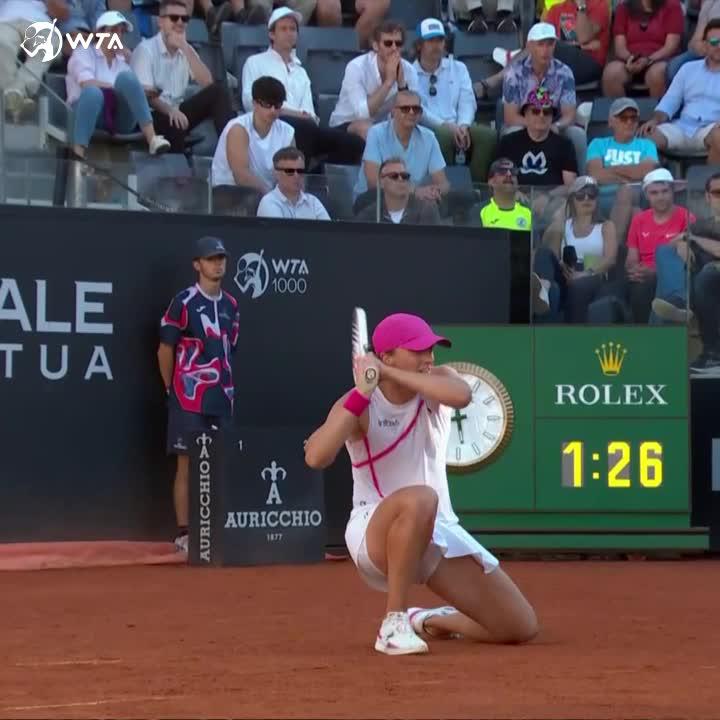 Crouch any LOWER and your name is Agnieszka Radwanska!! 🧘♀️ Iga Świątek | #IBI24