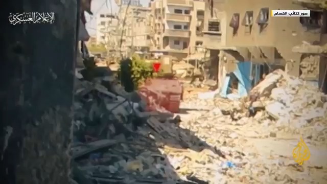 مشاهد بثتها كتائب القسام لما قالت إنه لقيام مقاتليها باستهداف دبابة ميركافا إسرائيلية بقذيفة "الياسين 105" شمال شرق #جباليا #الأخبار #حرب_غزة