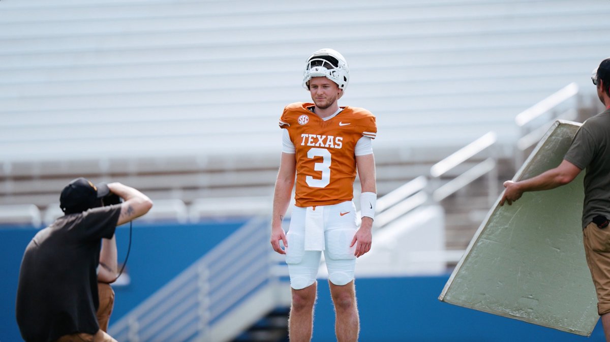 Go behind the scenes of the College Football 27 cover shoot 📸 🤘 Quinn Ewers