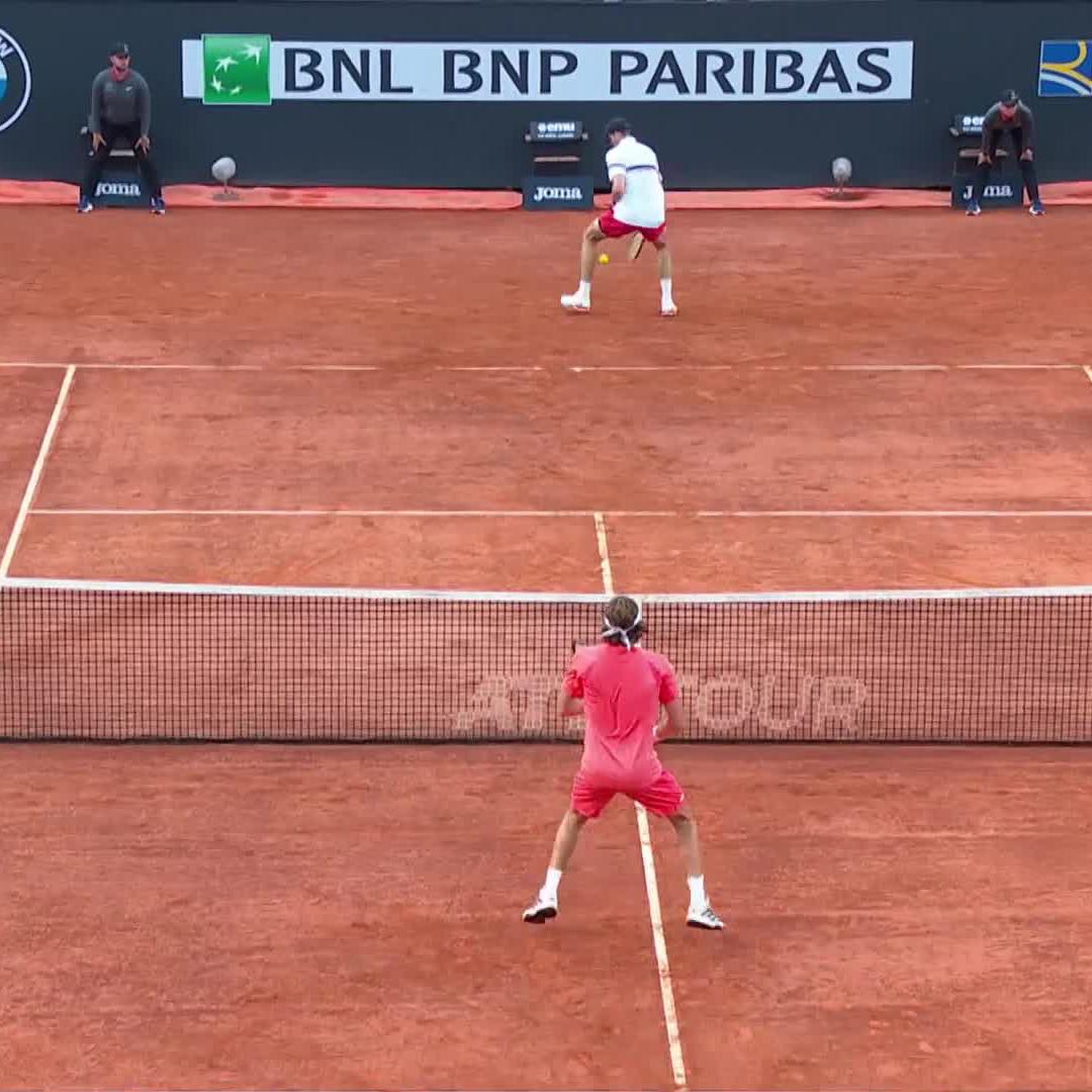 Qué manera de resolver, Nicolás Jarry 🇨🇱. Muy buen punto en un duro partido contra Stefanos Tsitsipas.
