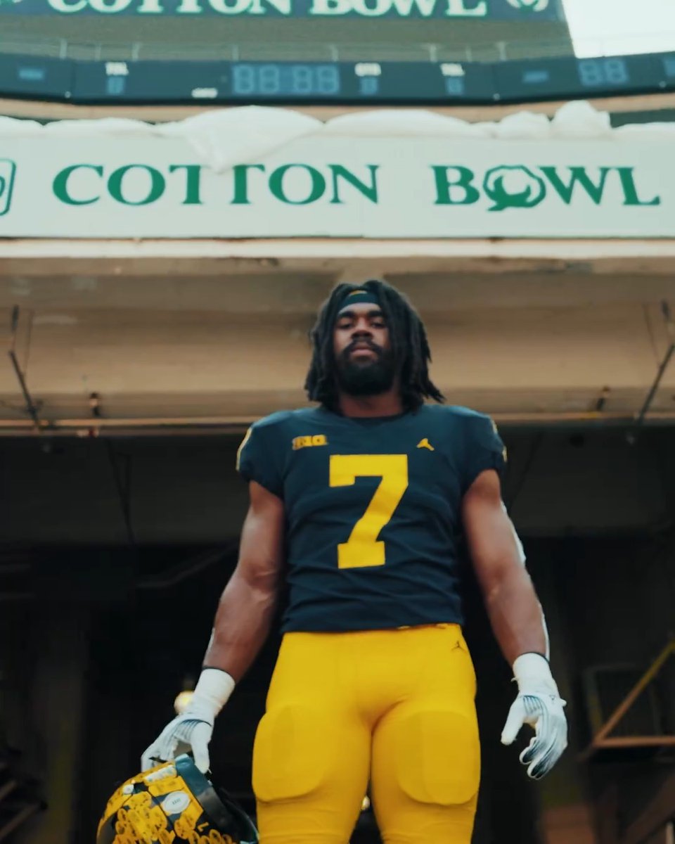 The star of the show Donovan Edwards ¹ᵏ 〽️ A peek behind the curtains of the EASPORTSCollege cover shoot. #GoBlue