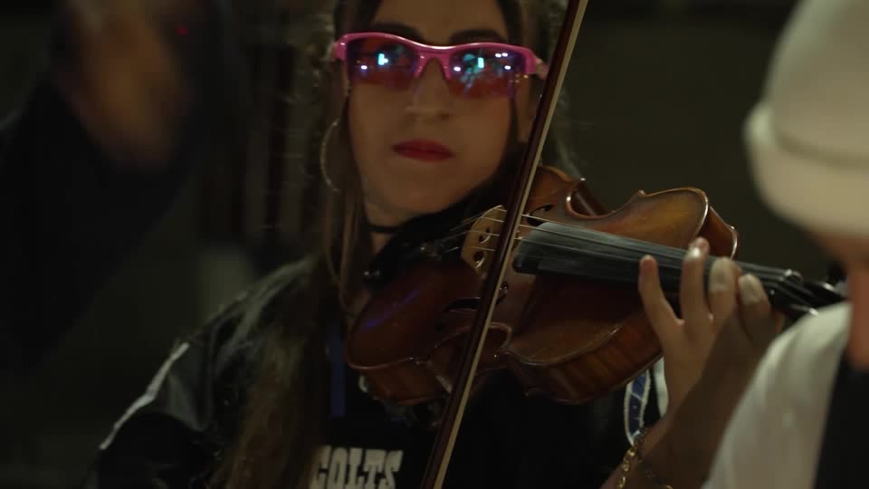 These Brazilians are rapping to the sound of the violin, played by Maria Luiza Kaluzny, who goes by the name ‘Violinista Chavosa.’ She says she longed for more artistic expression during orchestra rehearsals, and felt at home playing alongside rap
