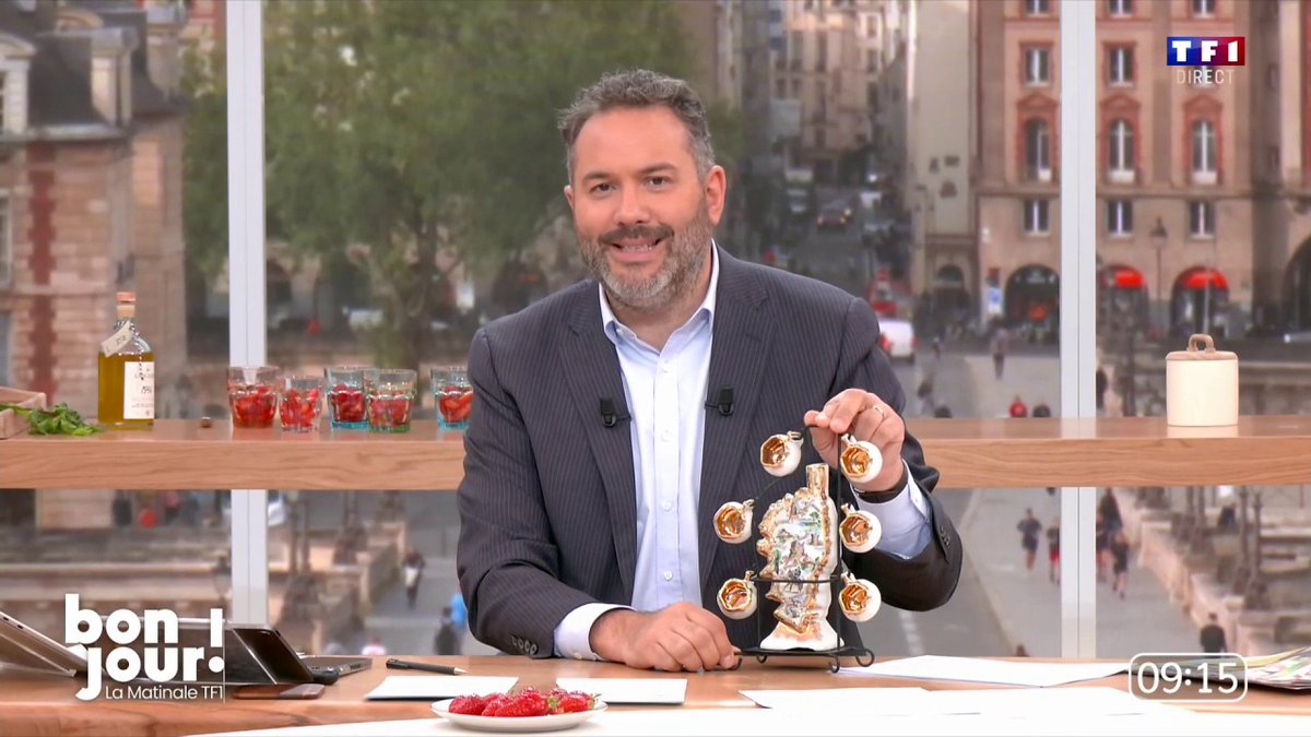 Le service à liqueur corse négocié en brocante et acheté par Bruce Toussaint en direct dans #BonjourLaMatinaleTF1 a trouvé sa place sur le plateau