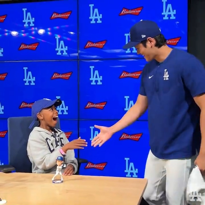 こんなん泣いちゃうよ。 大谷翔平ボブルヘッドを配布した今日、始球式を新婚の奥さんが務めるのはどうですか?というドジャースの提案に、奥さんと相談して普段野球を観に来ることが難しい子供にしたいと申し出て4度の心臓手術をしたリー君が招待され本人サプライズ登場。