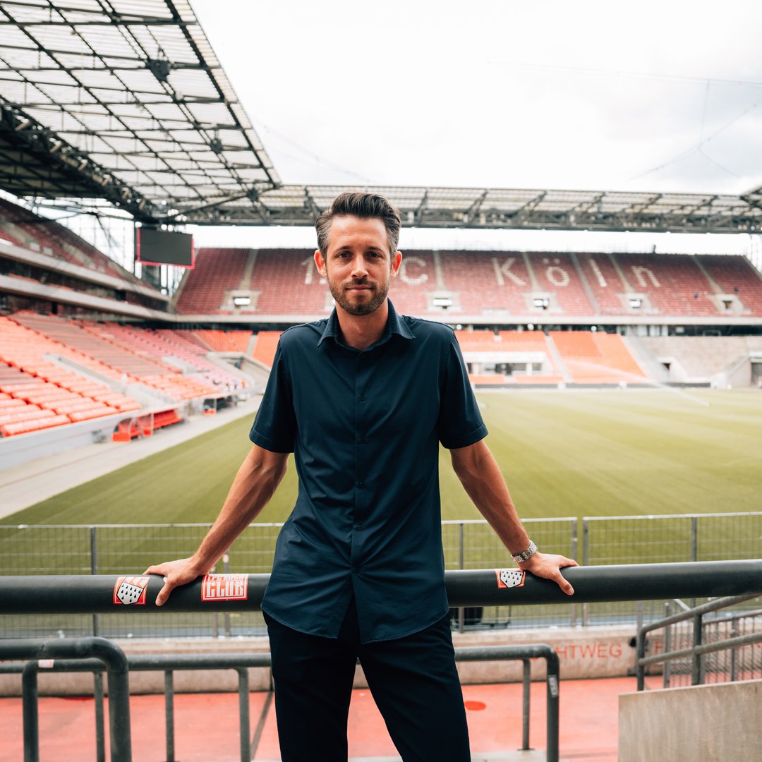 Mark Uth bleibt! Ejal, wat och passeet. Vor der Abfahrt setzte Mark Uth seine Unterschrift unter einen neuen Vertrag – und damit ein Zeichen: Ejal, wat och passeet, der 32-jährige Mittelfeldspieler mit der Nummer 13 läuft in der kommenden Saison für den FC auf. ❤️🤍 #effzeh