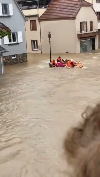 🌊 Il y a jusqu'à 1,50m d'eau dans les rues de Diemeringen (67) ! Le courant a fait chavirer une embarcation de sauvetage. Les occupants vont bien. (© Lorenzo Schmitt)