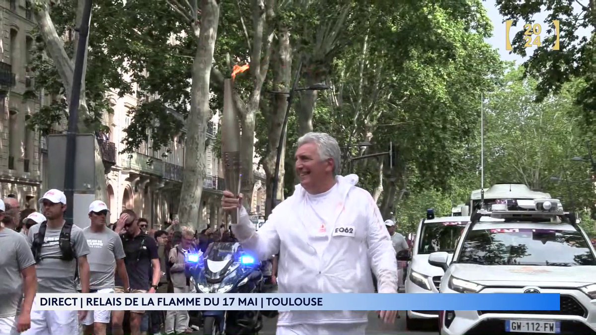 🔥 #Paris2024 | 🥇 Iconique sélectionneur des Bleus du handball de 2001 à 2016 🤾, Claude Onesta, double médaillé d’or à Pékin puis Londres, est également de la partie. ▶️ Suivez le relais de la flamme olympique en direct sur notre chaîne :