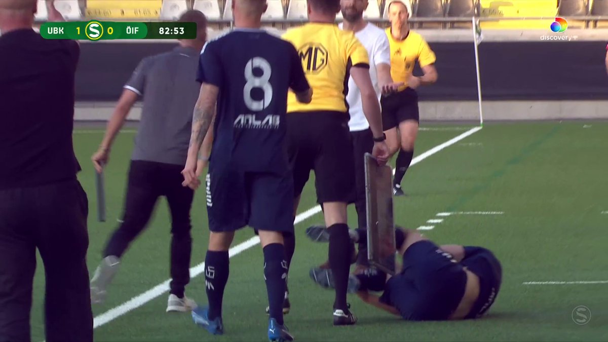 Östers tränare Martin Foyston kliver in på planen och får hjärnsläpp 🤯 📲 Se Superettan 2024 på discovery+