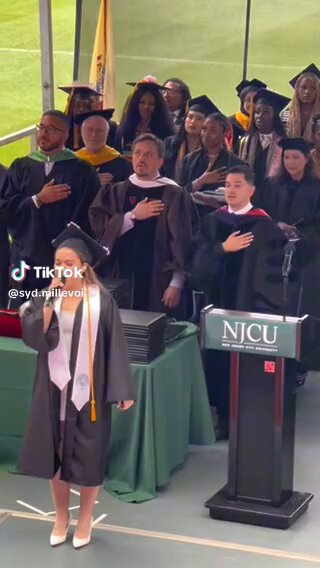 She betta sang!