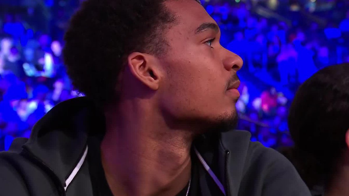 La pépite Victor Wembanyama, récemment élu Rookie de l’année en NBA, est présent ce soir au #BellatorParis 🤩🇫🇷