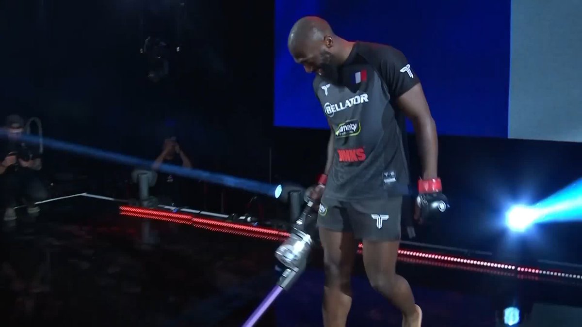 PTDRRRRRRRRR DOUMBÉ QUI PASSE L'ASPIRATEUR ENCORE PIEDS NUS