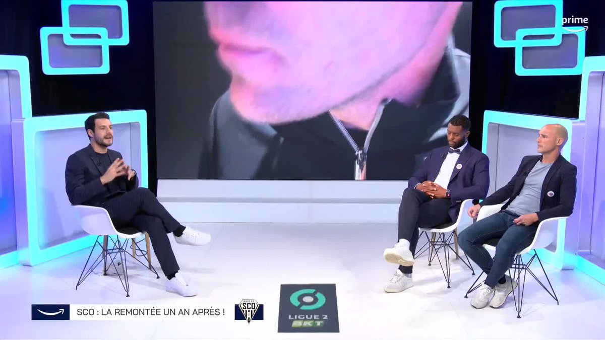 « Si j’en suis là aujourd’hui, c’est grâce à elle. 🥺🕊️ » Malgré le décès de sa femme durant les fêtes de Noël, Alexandre Dujeux a réussi à faire monter Angers en Ligue 1 cette saison. Bravo Monsieur ! 👏🖤🤍 🎥 Prime Video Sport France