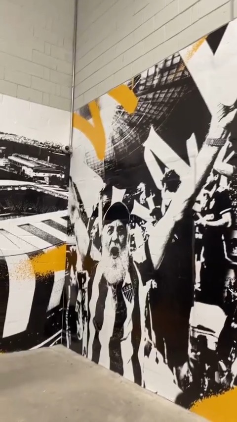 ⚫⚪ Nossa casa, nossas cores, nossa identidade! A sala de imprensa da Arena MRV foi plotada e, a cada dia que passa, o estádio fica mais a nossa cara! 🏟️❤️‍🔥