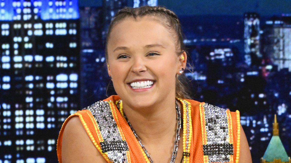 .JoJo Siwa describes her transition from “Boomerang” to “Karma” 👀 #FallonTonight