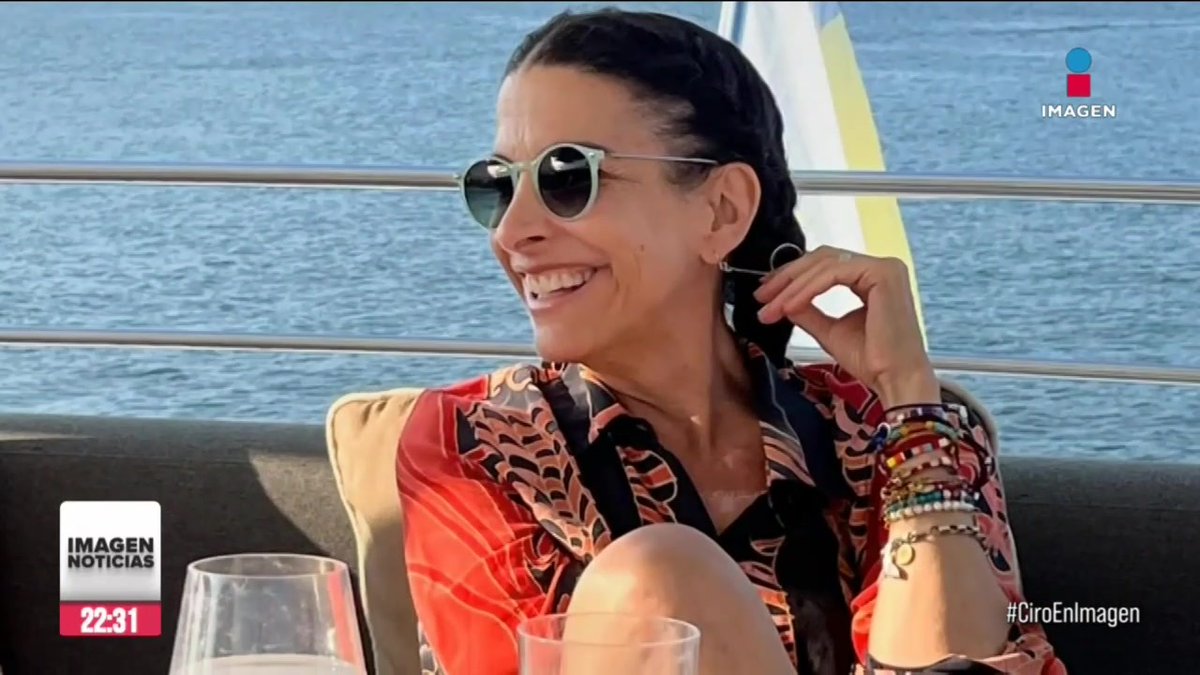 #CiroEnImagen Nuestra querida Verónica Toussaint habría estado 10 días hospitalizada antes de fallecer. Familiares, amigos y compañeros asistieron al panteón Francés a darle el último adiós.