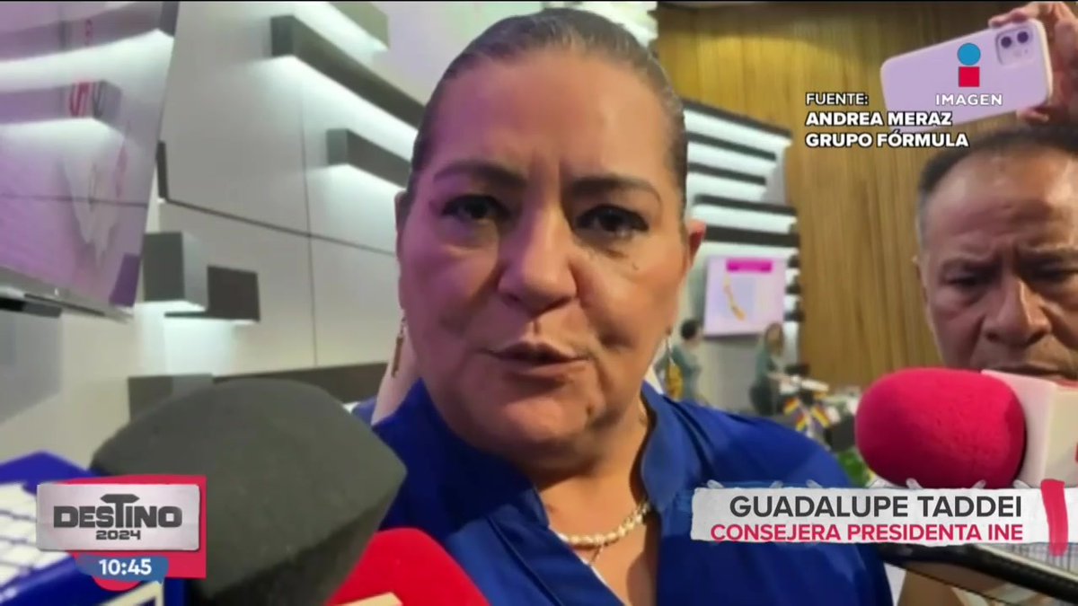 "Más de 30 candidatos asesinados y la presidenta del #INE está preocupada si nos vestimos o no de color rosa", así respondió Xóchitl Gálvez Ruiz a @GuadalupeTadei, quien pidió a la #MareaRosa ya no usen el color rosa y que cambien de nombre.