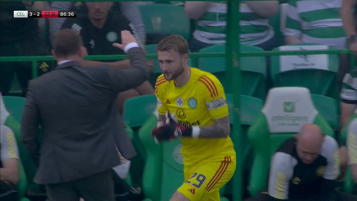 👋 𝙁𝙖𝙧𝙚𝙬𝙚𝙡𝙡, 𝙅𝙤𝙚 𝙃𝙖𝙧𝙩! The Celtic goalkeeper is substituted in his final match in front of the home fans ⬇️