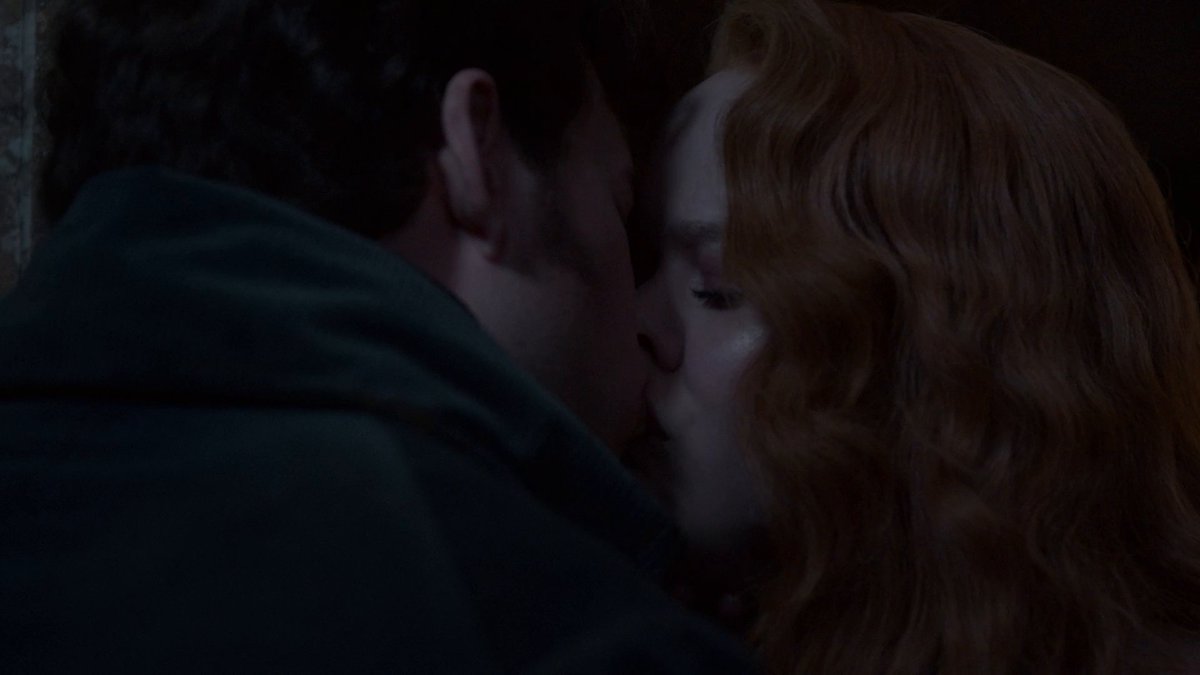 a kiss for the ages 😭❤️🐝 #Bridgerton