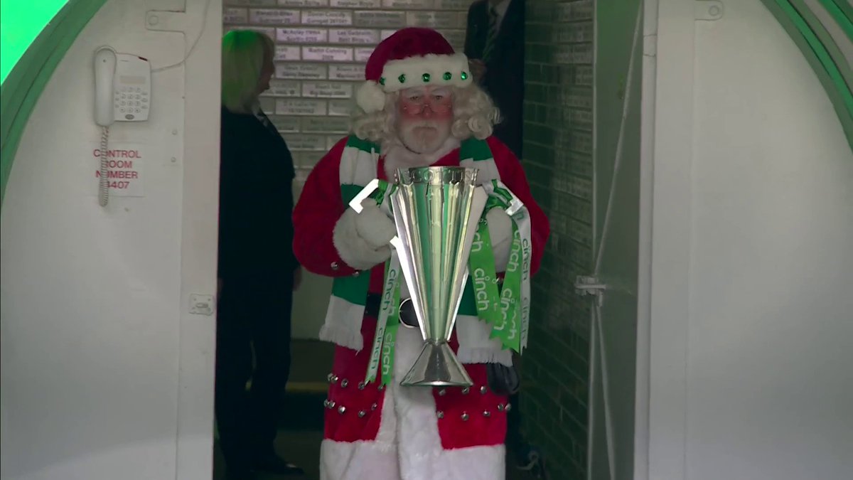 🎅 🤣 Only cheers for Santa today as he brings out the Scottish Premiership trophy ⬇️