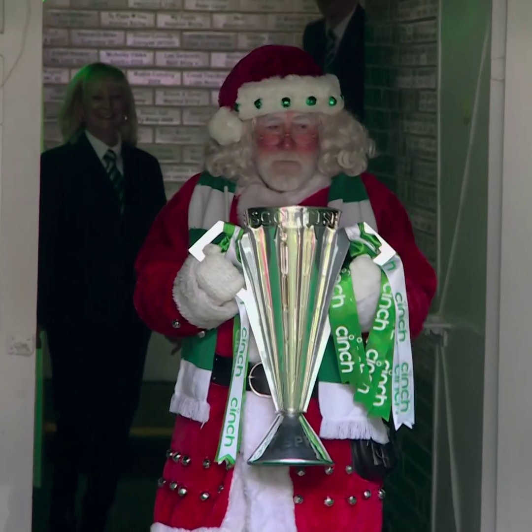 It may be May but Santa Claus was on hand to present the Scottish Premiership trophy to Celtic 🎅🍀