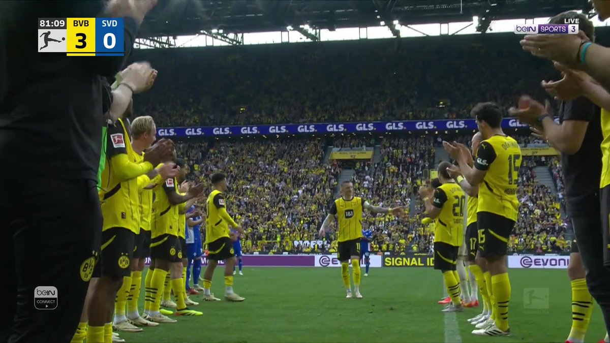💛👏11 ممر شرفي توديعاً لنجم ومعشوق جماهير بوروسيا دورتموند ماركو رويس وداعاً ماركو ... 💛 #الدوري_الألماني #دورتموند