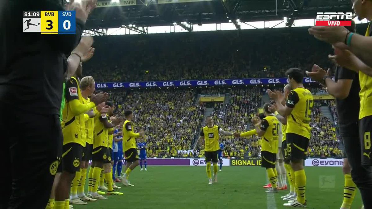 Cuando todos se levantan al mismo tiempo, algo grande pasa. En el Signal Iduna Park, Marco Reus 🇩🇪 le dice adiós a los hinchas de Borussia Dortmund. Símbolo eterno. Así lo despiden.