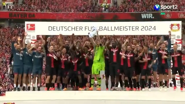 HISTORIALLINEN HETKI! Lukas Hradecky pääsi nostamaan Leverkusenin kapteenina Saksan mestaruuspystiä kohti taivasta!🏆🔥 #Bulifi #Bundesliga