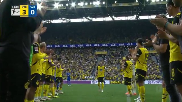 Con 7 años debutó en las inferiores de su Borussia. 💛 Hoy le ovaciona todo el Signal Iduna Park. 🖤 𝐔𝐍 𝐀𝐌𝐎𝐑 𝐏𝐀𝐑𝐀 𝐓𝐎𝐃𝐀 𝐔𝐍𝐀 𝐕𝐈𝐃𝐀. Marco Reus es Borussia Dortmund Borussia Dortmund es Marco Reus. #Bundesliga #LaCasaDelFútbol