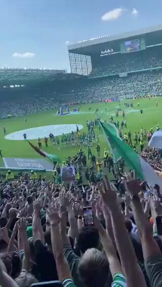 📌7 Ekim'den beri tribünlerinde Filistin bayrağını gururla dalgalandıran Celtic taraftarları, şampiyonluklarını da Filistin bayrağıyla kutladı. Tebrikler Celtic! 👏👏👏
