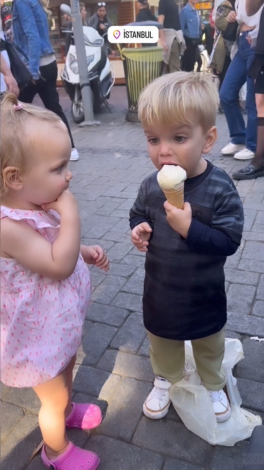 Ciro Mertens, misafiriyle birlikte dondurma yiyor. 🙂🍦