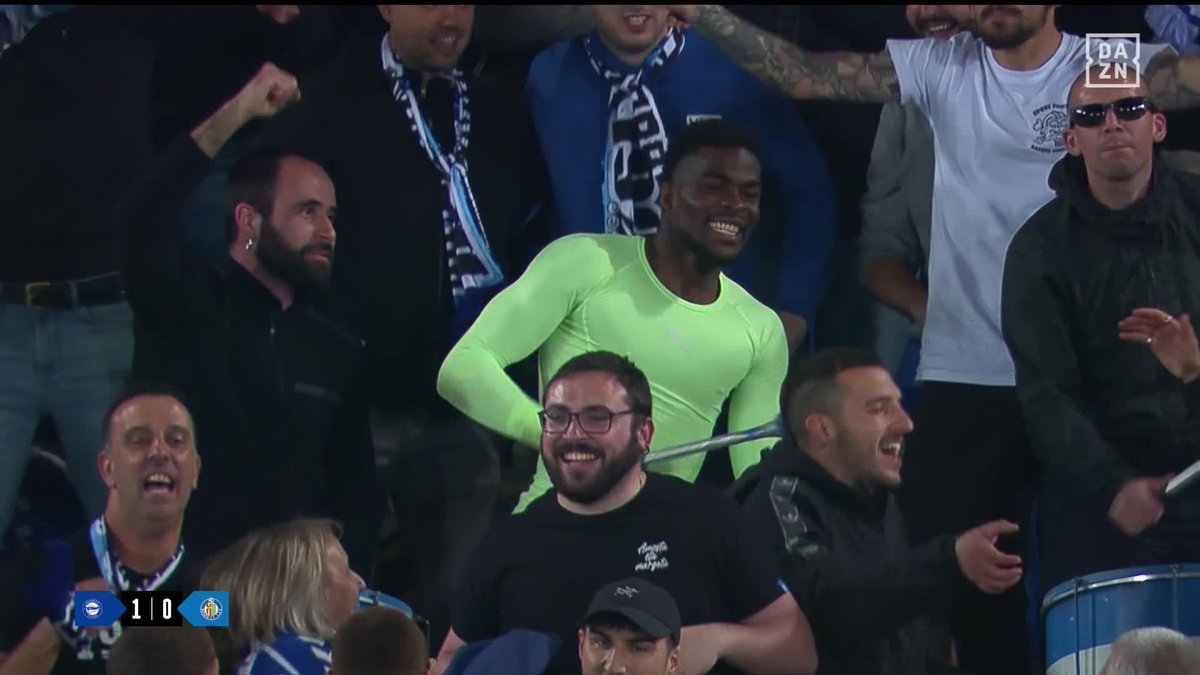 ¡QUÉ PASADA DE IMAGEN! 😍 Jesus Owono subiéndose a la grada de Mendizorroza, fundiéndose entre los aficionados del Deportivo Alavés... ... ¡PARA ACABAR TOCANDO EL BOMBO! 💙🤍 ¡Brutal! #LALIGAenDAZN ⚽
