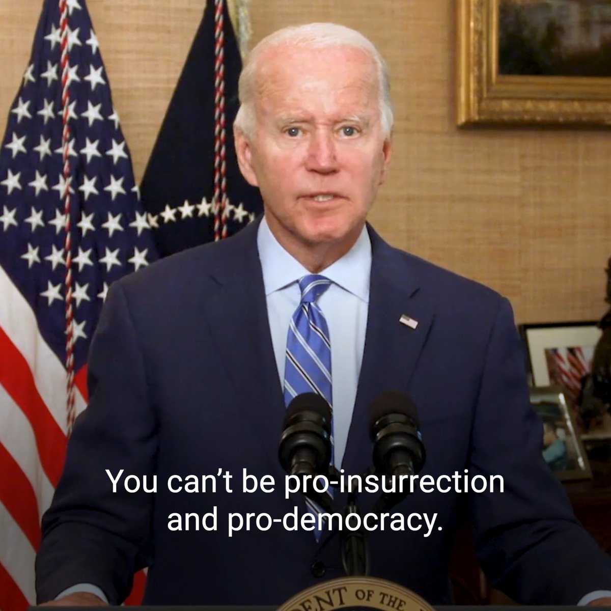 There’s no way this is real, right? Biden never blinks, and it looks like his eyes are glued on 😳