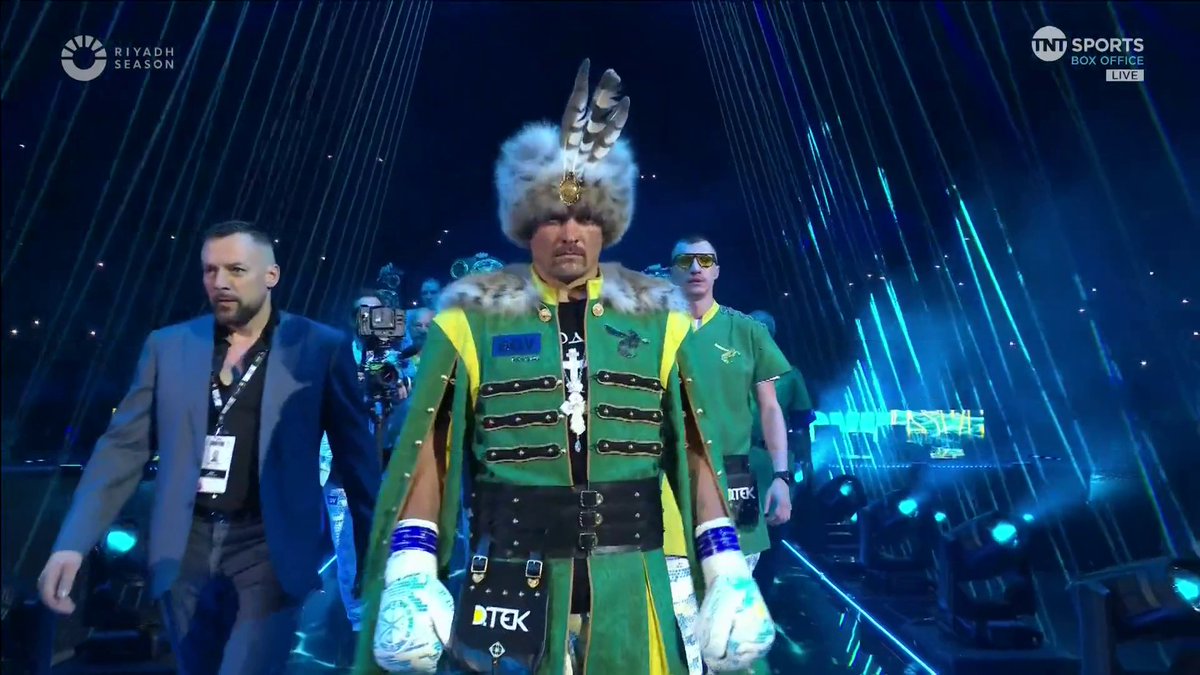 🚨🚨🚨 L'ENTRÉE ABSOLUMENT INCROYABLE D'USYK 🤯