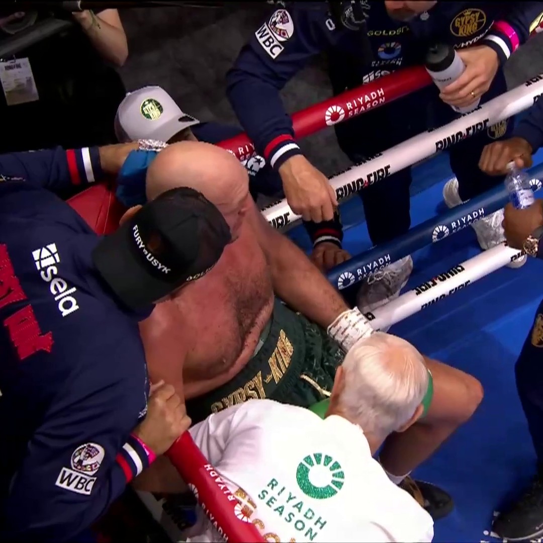"Win these two rounds and you've won the fight" 💪 Tyson Fury's corner giving the orders 🔊 #FuryUsyk