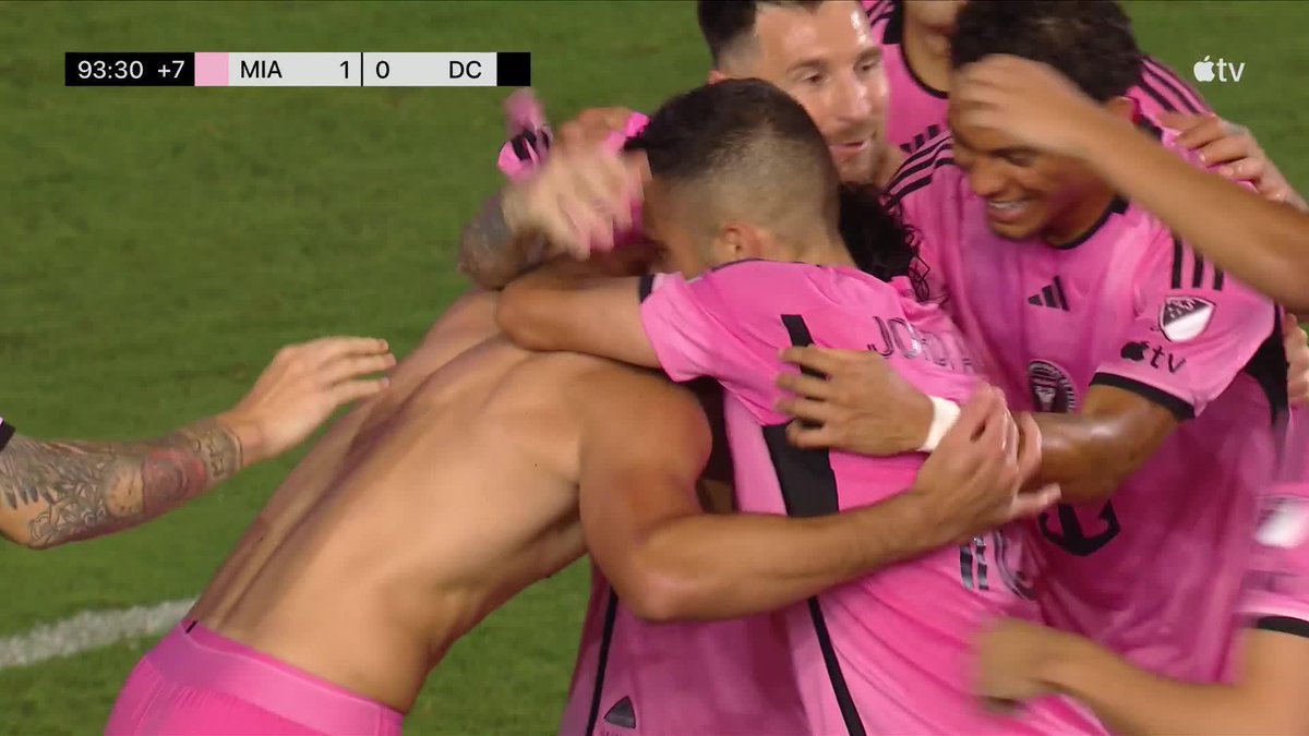 ¿Leonardo Campana 🇪🇨 al rescate? Leonardo Campana al rescate. Ingresó después del minuto 90 y a los SEGUNDOS firmó esta espectacular definición para el 1-0 de Inter Miami vs. DC United. Comentario aparte para EL pase del señor Busquets. 🔥