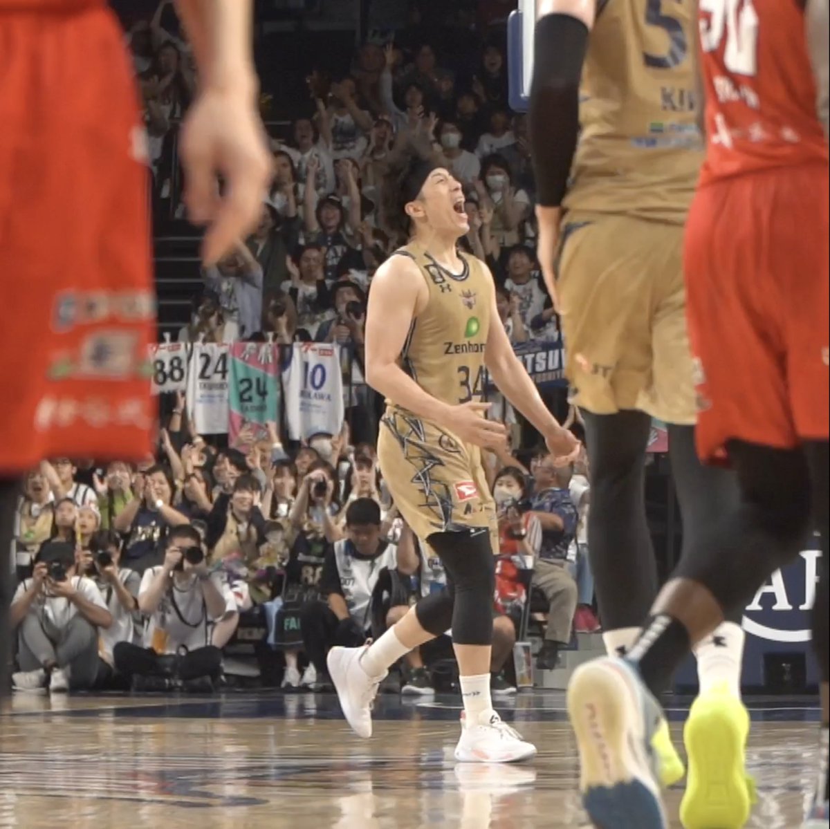 今日一番の大歓声🔥🔥🔥 沖縄アリーナを最も沸かせた琉球#34 小野寺の3連続スリー! 小野寺 祥太 / Shota Onodera 琉球ゴールデンキングス公式 #Bリーグ #日本生命Bリーグチャンピオンシップ #WinTheDay