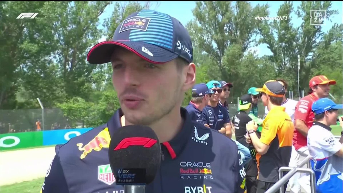 Ha dormido menos de lo que dormiría en un GP por estar jugando en el simulador. Y se lo toma a risa 😂😂😂 Simplemente Max Verstappen #ImolaDAZNF1 🇮🇹