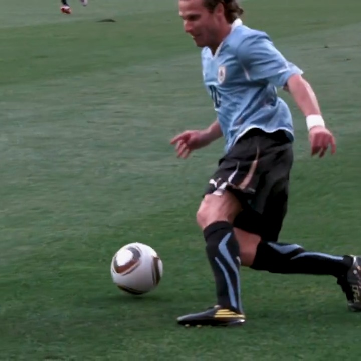 🇺🇾 Forlán 🫶 Jabulani ⚽️ Nadie trató tan bien al balón como Diego Forlán en la #CopaMundialFIFA 2010. 😍