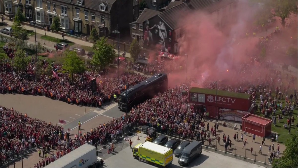 Liverpool arrive at Anfield ahead of Jurgen Klopp's last game 🚌🔴