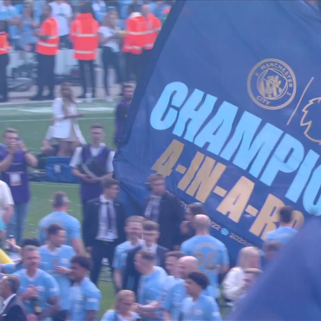 😂 " I didn't think the guy was flying the flag right" Kyle Walker decided to do his own lap of honour at the Etihad! 🏃♂️