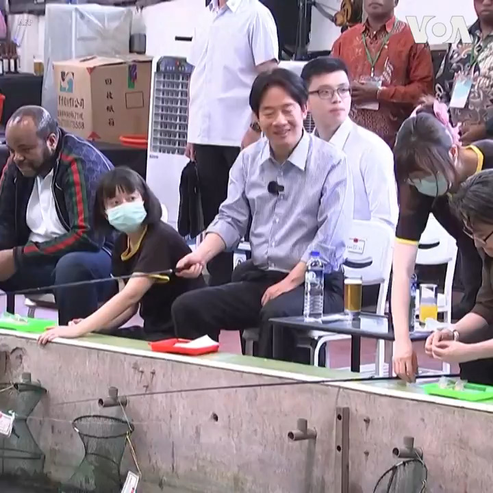 台湾候任总统赖清德与候任副总统萧美琴19日在宣誓就职前夕与来访的外国贵宾一起体验在台湾很受欢迎的休闲活动“钓虾”。 更多报道: