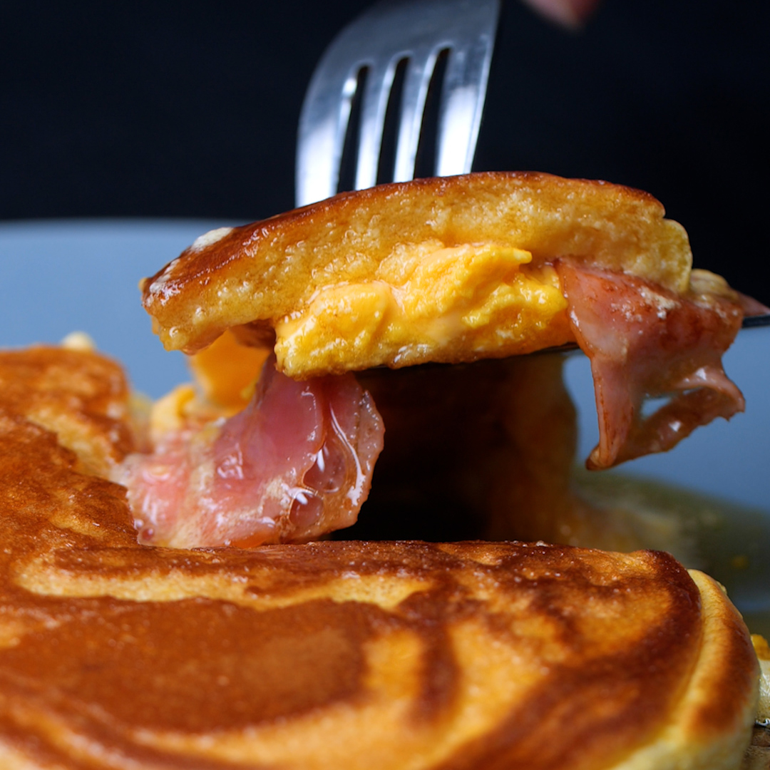 【もう普通のパンケーキには戻れない】程よい塩分が最高で一瞬で無くなった...🥞🥓 / Bacon Egg Fluffy Pancakes #tastyjapan